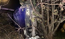 Hafif ticari araçla çarpışan otomobil tarlaya devrildi: 5 yaralı (Video)