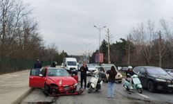 Kontrolden çıkan otomobil karşı şeritteki araçla çarpıştı