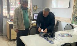 Parkta bulduğu çantayı zabıtaya teslim etti