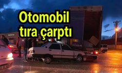 Otomobil tıra çarptı