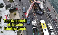 Tırın üzerindeki ekskavatör tabelaya çarptı