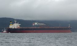 Bozcaada'da karaya oturan tanker bakıma götürülüyor (Video)