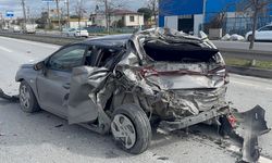 Kamyonun çarptığı otomobil adeta preslendi