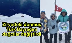 Zirvedeki donmuş Türk Bayrağını dağcılar değiştirdi