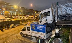 Park halindeki kamyon hareket edip başka aracın üzerine düştü