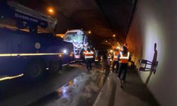 Tünel içinde 4 araç çarpıştı, sıkışan tır sürücüsü yaralandı