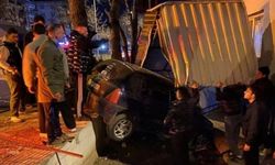 Kontrolden çıkan araç apartmanın bahçesine savruldu