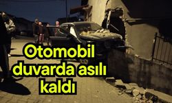 Otomobil duvarda asılı kaldı (Video)