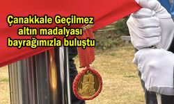 ‘Çanakkale Geçilmez’ altın madalyası bayrağımızla buluştu
