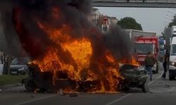 5 araçlı zincirleme kaza: 3 otomobil alev alev yandı (Video)