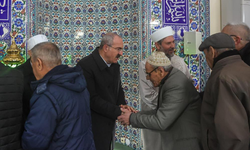 Vali Toraman, namaz sonrası vatandaşlarla bayramlaştı