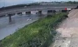 Akıntıya kapılan araçtaki sürücünün cansız bedeni bulundu (Video)