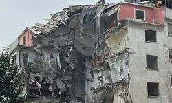 Yıkım sırasında kafasına parça düşen çocuk öldü