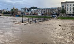 Çanakkale’de çay taştı, otopark sular altında kaldı