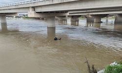 Yağmurdan yükselen dere yaşlı adamı yuttu (Video)