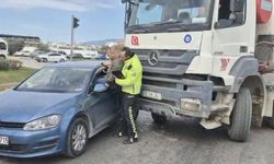 Kaza yapan aracın sürücüsünü polis camdan kurtardı (Video)