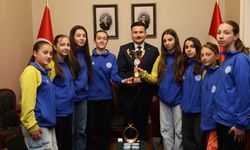 Gökçeada’nın şampiyon kızları kaymakamlık makamında ağırlandı