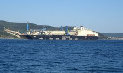 Trafik Tek Yönlü Kapatıldı: Dev Gemi Çanakkale'den Geçti