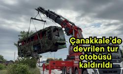Çanakkale'de devrilen tur otobüsü kaldırıldı (Video)