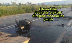 Otomobilin devirdiği elektrik direğine motosiklet çarptı (Video)