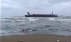 Yabancı bandıralı gemi karaya oturdu! (Video)