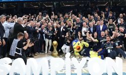 Şampiyon Fenerbahçe Beko kupasını aldı
