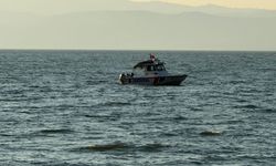 Akıntıya kapılan emekli polis hayatını kaybetti, oğlu kurtarıldı (Video)