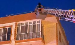 Lapseki'de 4 katlı apartmanda yangın: Çatıda mahsur kalan 4 kişi kurtarıldı (Video)