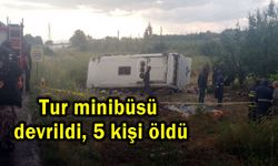 Tur minibüsü devrildi 5 kişi öldü (Video)