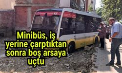 Minibüs, iş yerine çarptıktan sonra boş arsaya uçtu