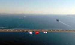 Çanakkale Köprüsü'ne dev Türk bayrakları asıldı (Video)