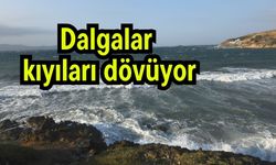 Dalgalar kıyıları dövüyor