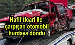 Hafif ticari ile çarpışan otomobil hurdaya döndü