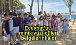 Eceabat’ta minik yüzücüler belgelerini aldı