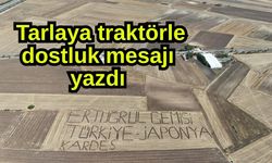 Tarlaya traktörle dostluk mesajı yazdı