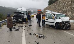 Minibüsü ile otomobil çarpıştı: 1 ölü, 10 yaralı