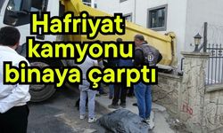 Hafriyat kamyonu binaya çarptı
