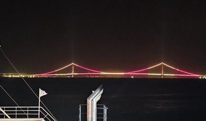 Çanakkale Köprüsü sarı kırmızılı renklerle aydınlatıldı (Video)