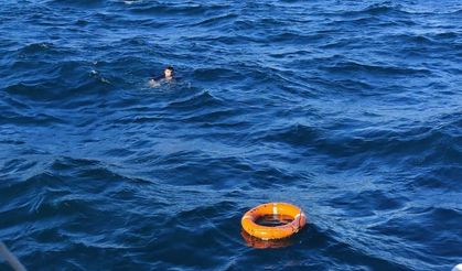 Boğulmak üzereyken vapurdaki yolcular fark etti, kurtarıldı