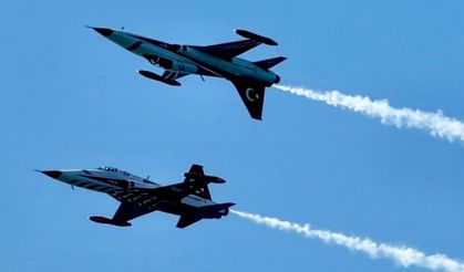 Şehitler Abidesi'nde Türk Yıldızları gösterisi nefesleri kesti (Video)