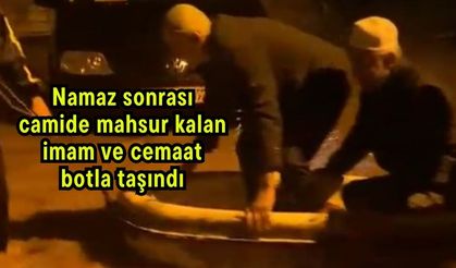 Namaz sonrası camide mahsur kalan imam ve cemaat botla taşındı (Video)