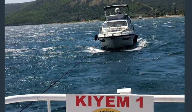 Çanakkale Boğazı’nda sürüklenen içinde 4 kişinin bulunduğu tekne kurtarıldı