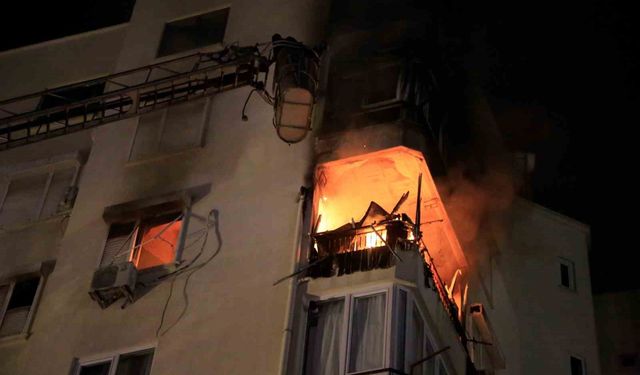 3 katı etkileyen yangın apartman sakinlerini sokağa döktü
