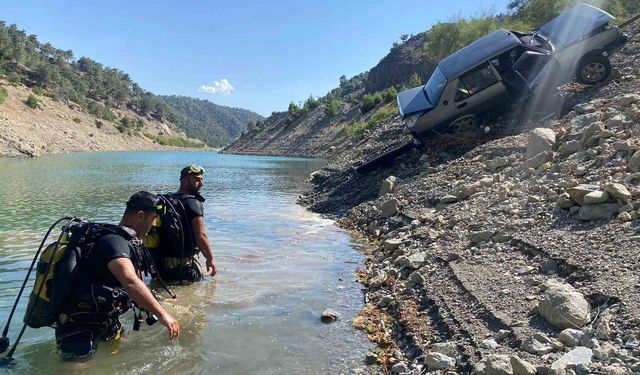 El freni çekilmeyen park halindeki otomobil baraj gölüne düştü