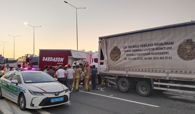 Beykoz Kuzey Marmara Otoyolu'nda 2 tır ile 1 kamyonet birbirine girdi: 3 yaralı