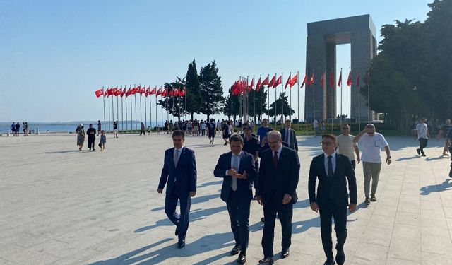 Çanakkale Valisi Ömer Toraman, Şehitler Abidesini ziyaret etti