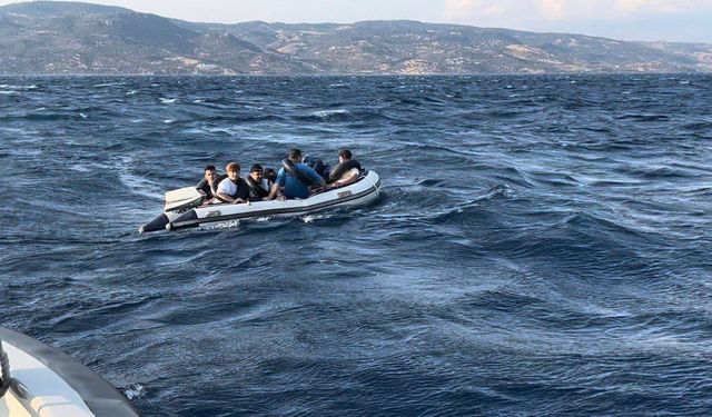 Çanakkale açıklarında 10 kaçak göçmen kurtarıldı, 12 kaçak göçmen yakalandı