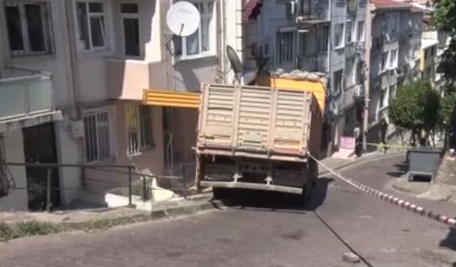 Freni boşalan kamyon binaya girdi (VİDEO)