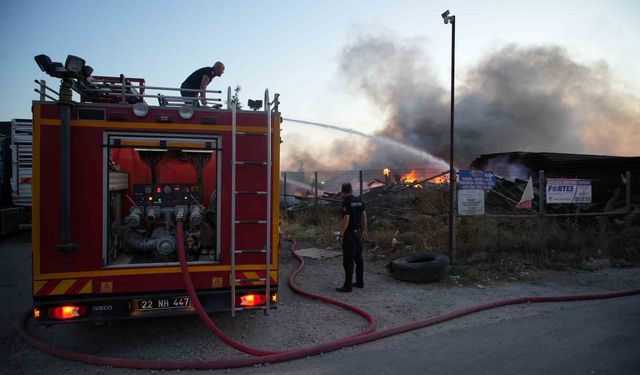 Tren istasyonu şantiyesinde çıkan yangında dumanlar gökyüzünü kapladı