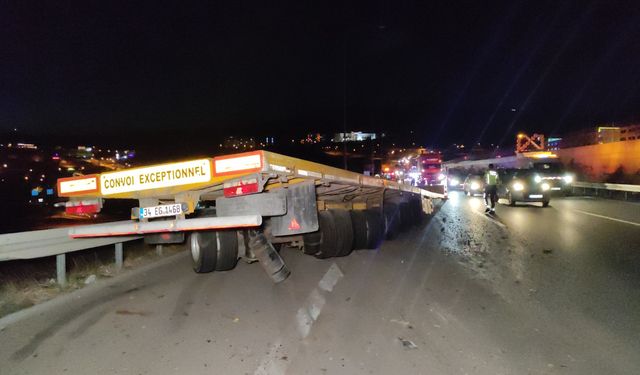 Tır 3 metre yükseklikten karşı şeride uçtu, dorsenin parçaları yola savruldu